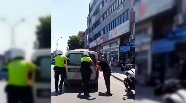 Aracı arıza yaparak cadde ortasında kalan sürücünün yardımına polis yetişti