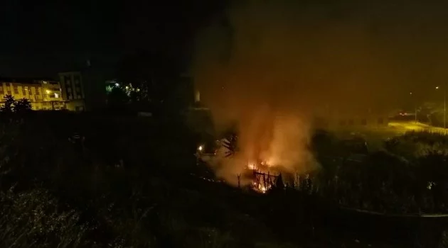 Arnavutköy’de barakada yangın paniği
