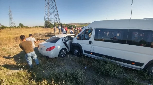 Arnavutköy’de bir servis aracı ile otomobil çarpıştı: 5 yaralı