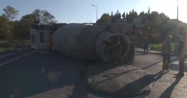 Arnavutköy’de virajı dönemeyen beton mikseri yan yattı