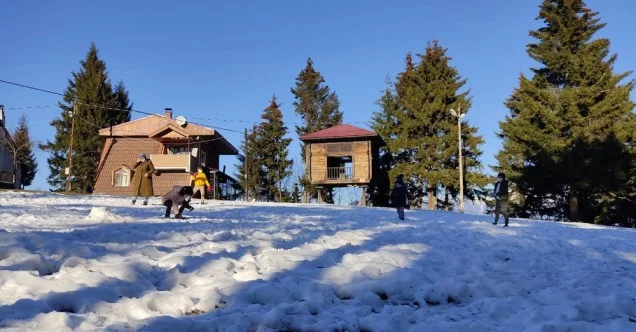 Artvin’de çocuklar pandeminin stresini Kafkasör Yaylasında kar topu oynayarak atıyor