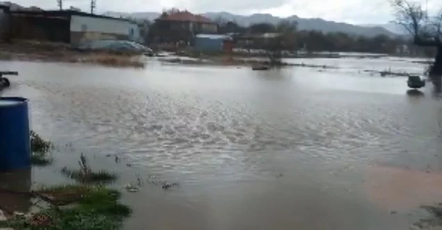 Aşırı yağışlar mahalleyi göle çevirdi
