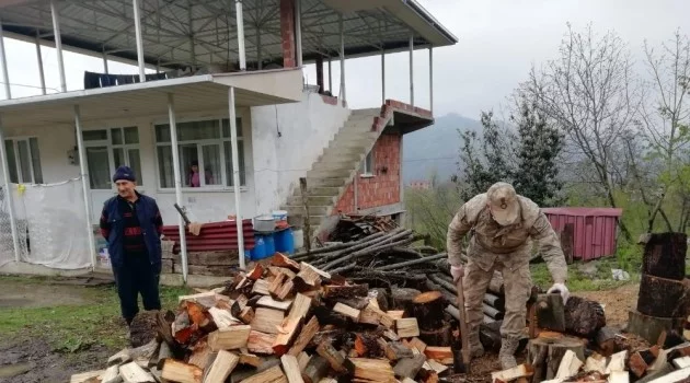 Asker bu sefer duayı odun kırarak aldı
