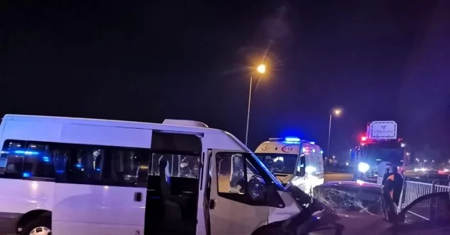 Askeri personel taşıyan minibüs ile otomobil çarpıştı: 8 yaralı
