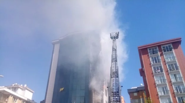 Ataşehir’de 9 katlı iş merkezinde yangın