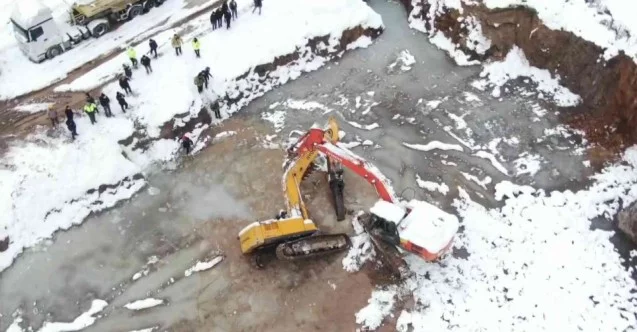 Ataşehir’de buz üstünde ilerleyen iş makinesi, buzların kırılmasıyla çukura düştü