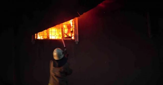 Ataşehir’de evin alev alev yandığı anlar kamerada