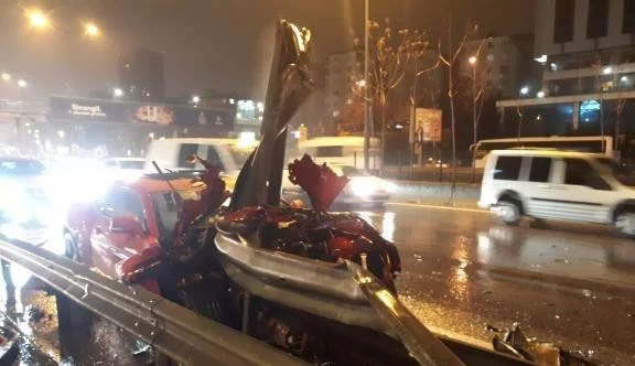 Ataşehir’de motosiklete çarpan otomobil bariyere girdi: 1 yaralı