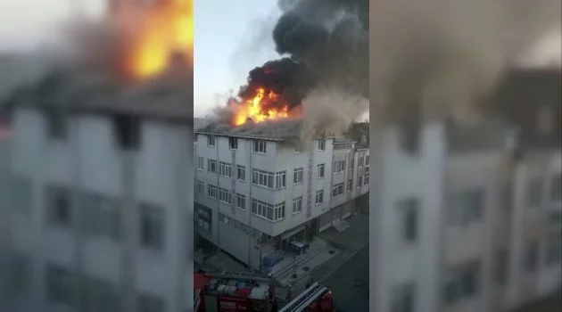 Ataşehir’de üç katlı apartmanın çatısı alev alev yandı