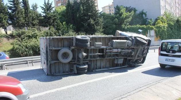 Ataşehir’de virajı alamayan kamyon devrildi: 1 yaralı