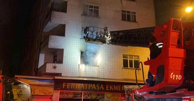 Ataşehir’de yanan daireyi arkalarına alıp selfie çekildiler