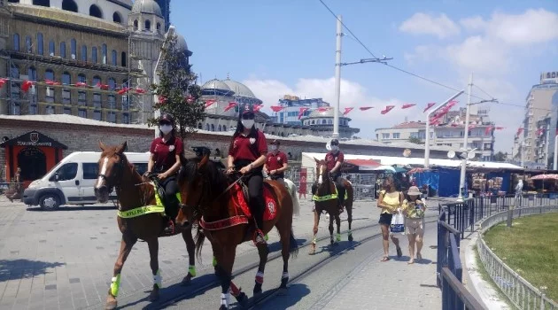 Atlı polislerden Taksim’de maske ve sosyal mesafe denetimi