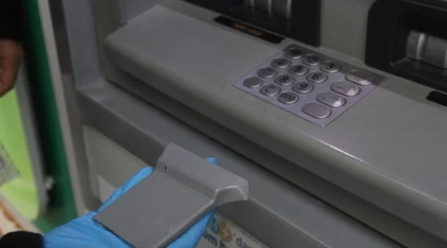 ATM dolandırıcılarının oyununu banka görevlisi bozdu