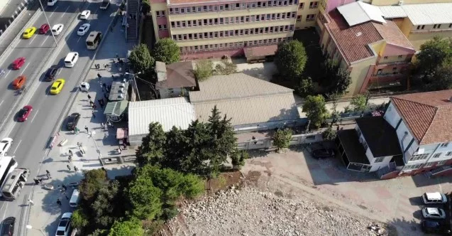 Avcılarlılar 2 yıldır depremde yıkılan caminin yapılmasını bekliyor