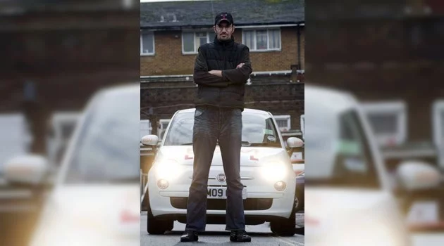 Ayakları büyük diye İngiltere’de ehliyet alamayan Türk mühendis öldü