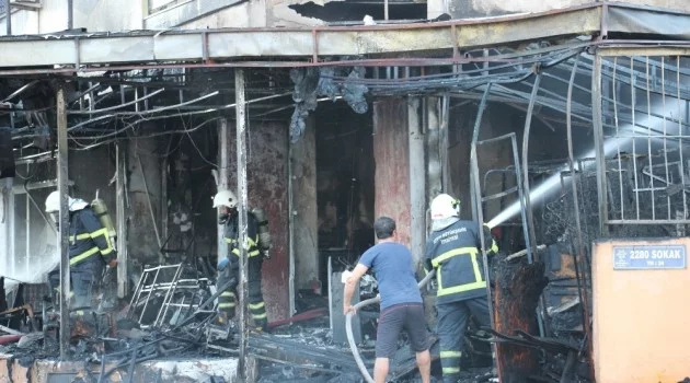 Aydın’da iş yerinde çıkan yangında alevler tüm apartmanı sardı