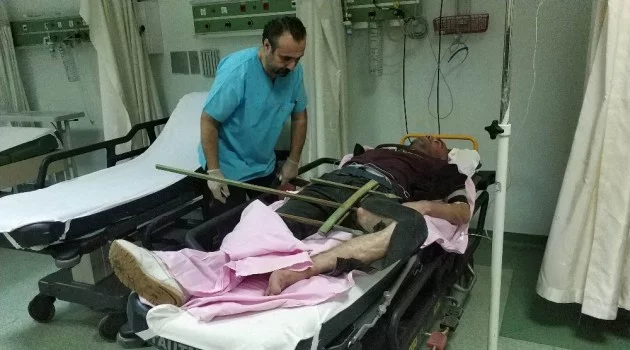 Bacağına saplanan korkuluk demiriyle hastaneye kaldırıldı