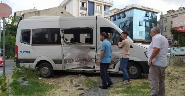 Bağcılar’da panelvan araç ile servis minibüsü çarpıştı: 5 yaralı