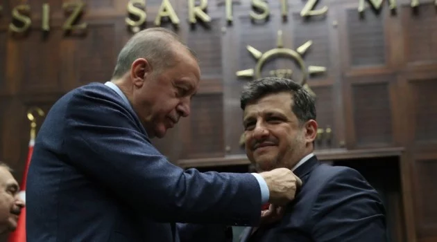 Bağımsız belediye başkanı AK Parti’ye geçti, rozetini Erdoğan taktı