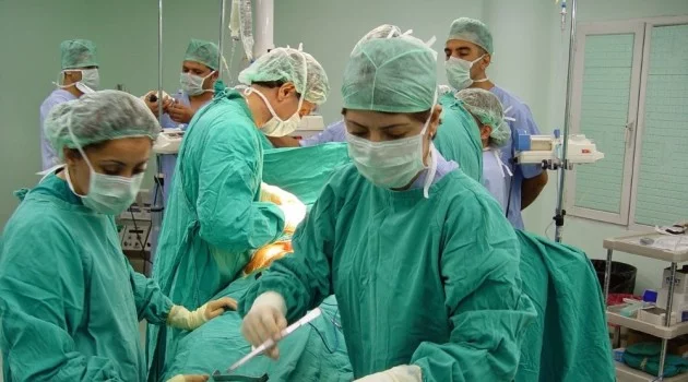 Bağırsaktaki 15 cm’lik kitleye laparoskopi operasyonu