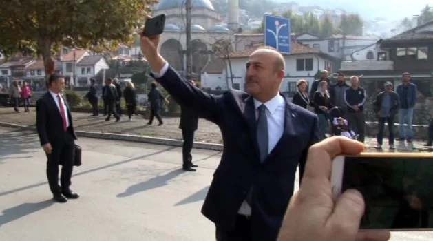 Bakan Çavuşoğlu Priştine’yi gezerken selfie çekti