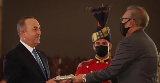 Bakan Çavuşoğlu’na Pakistan Cumhurbaşkanı Alvi’den “Hilal-e Pakistan” nişanı