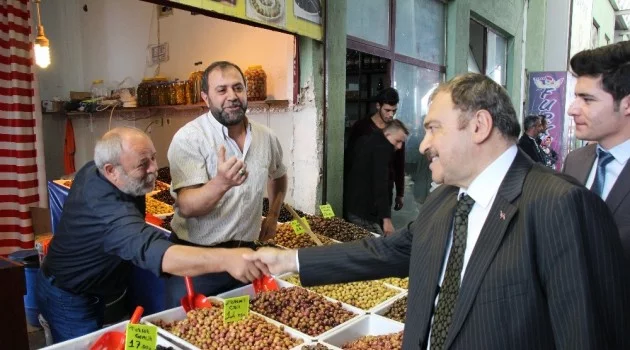 Bakan Eroğlu pazarda tezgah başına geçti biber fidesi sattı