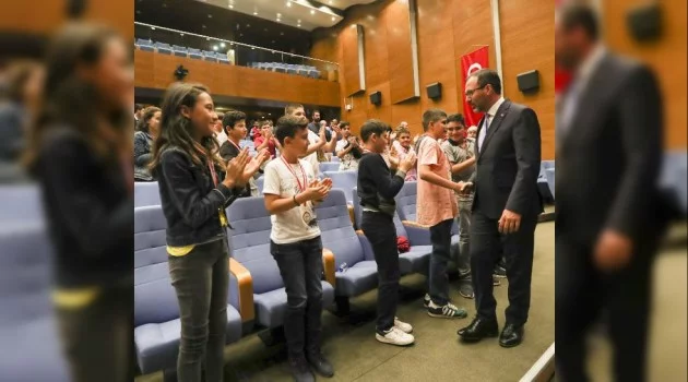 Bakan Kasapoğlu: Gençlerimizi geleceğe hazırlamak bizim birinci vazifemiz