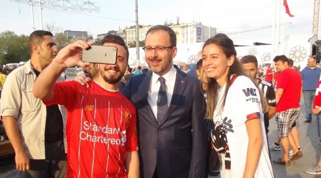 Bakan Kasapoğlu, maç öncesi Taksim’de taraftarlar ile bir araya geldi