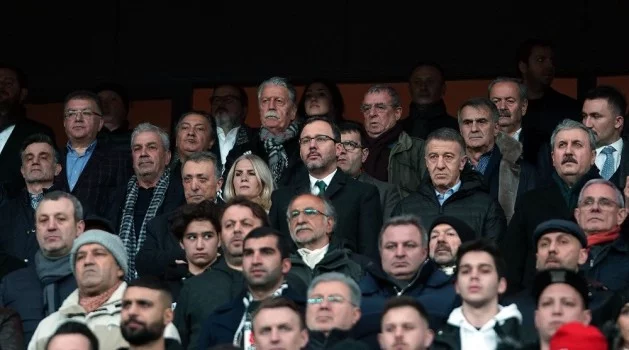 Bakan Kasapoğlu maçı başkanlarla izledi