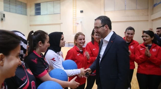 Bakan Kasapoğlu’ndan olimpiyat yolcusu sporculara sürpriz ziyaret
