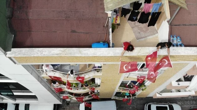 Bakan Selçuk çağrı yaptı, öğrenciler İstiklal Marşı’nı balkonlarda okudu