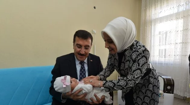 Bakan Tüfenkci’den "Hayat Seninle Güzel" Projesinin 10 bininci bebeğine anlamlı ziyaret