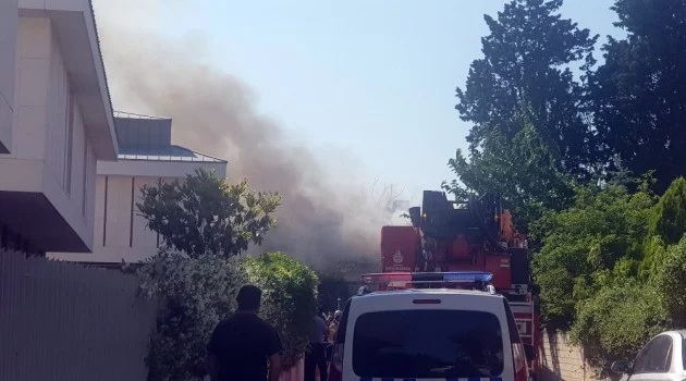 Bakırköy’de tarihi askeri binada yangın çıktı