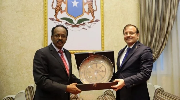 Başbakan Yardımcısı Çavuşoğlu, Somali Cumhurbaşkanı Fermacu ile görüştü