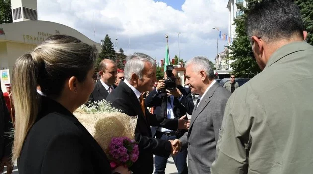 Başbakan Yıldırım Isparta Belediyesinde mehteran ve güllerle karşılandı