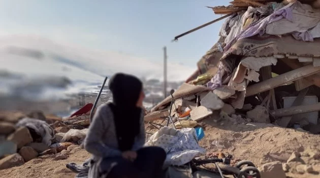 Başkale’deki depremde eşini ve çocuklarını kaybeden kadının feryadı yürekleri dağladı