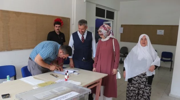 Başkan Güler, annesi ve eşiyle birlikte oy kullandı