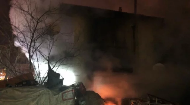 Başkent’te 2 katlı evde yangın çıktı: 4 yaralı