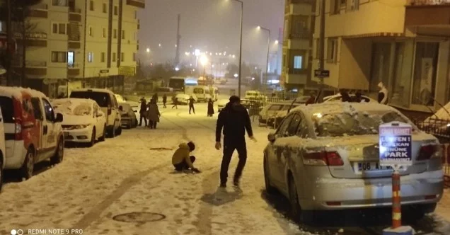 Başkent’te  kar yağışı sokak kısıtlamasını unutturdu
