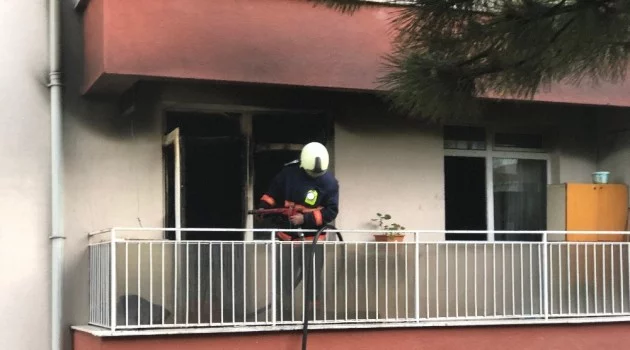 Başkent’te salonu yanan evde 3 kişi yaralandı