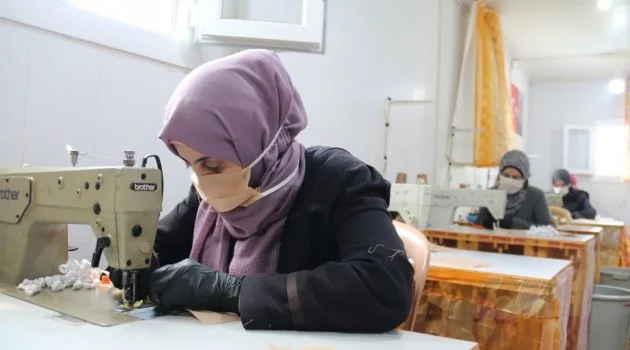 Bayırbucak Türkmeni kadınlar, ürettikleri maskeleri kaymakamlığa teslim etti