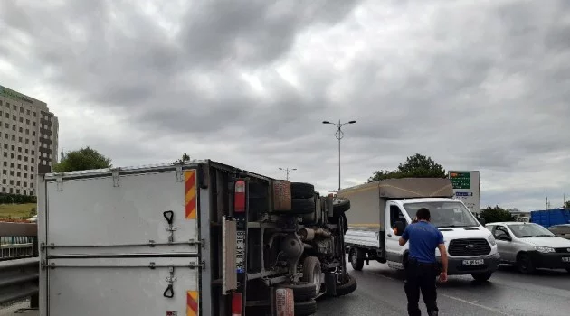 Bayrampaşa’da zincirleme kazada kamyonet devrildi: 2 yaralı