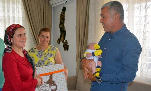 Belediye yeni doğan bebeklere, bebek takımı hediye ediyor