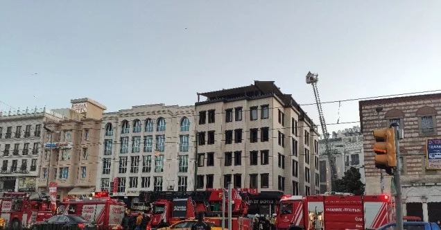 Beyazıt’ta inşaat halindeki otelde çıkan yangın paniğe yol açtı