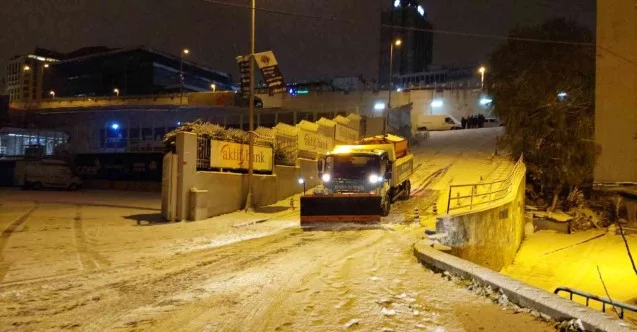 Beyoğlu Belediyesi karla mücadelede yoğun bir çalışma yürüttü