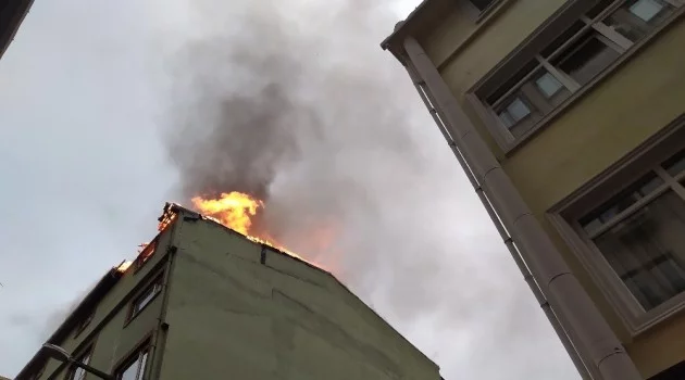 Beyoğlu’nda 5 katlı otelin çatısı alevlere teslim oldu