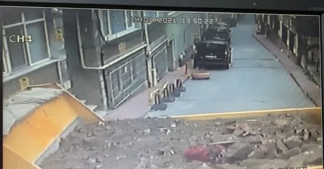 Beyoğlu’nda kamyonetin binaya çarptı anlar kamerada