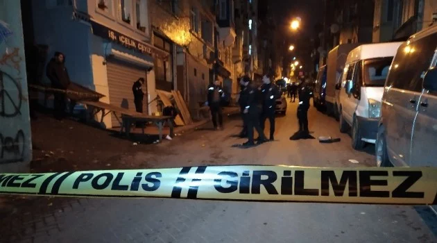 Beyoğlu’nda silahlı kavgada 1’i ağır 2 kişi yaralandı