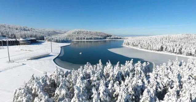 Bin 300 rakımdaki Topuk Yaylası göleti buz tuttu